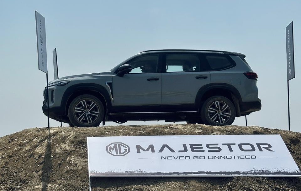 Toyota Fortuner vs MG Majestor – Which SUV Should You Choose in India? (2026) 1 MG Majestor