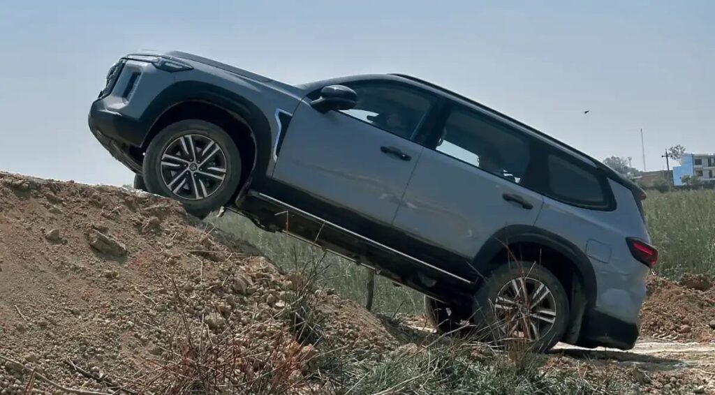 MG Majestor Guinness World Record: India's First D+ SUV Pulls a 406-Tonne Train 3 MG Majestor side view