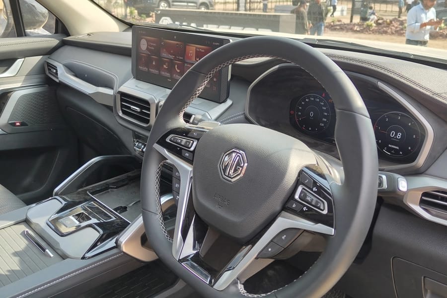 MG Majestor Guinness World Record: India's First D+ SUV Pulls a 406-Tonne Train 6 MG Majestor Guinness World Record